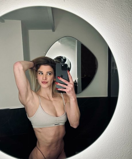 Vanessa Anoe ヌードモデル 画像