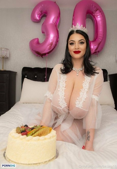 Busty Klara トップモデル 写真