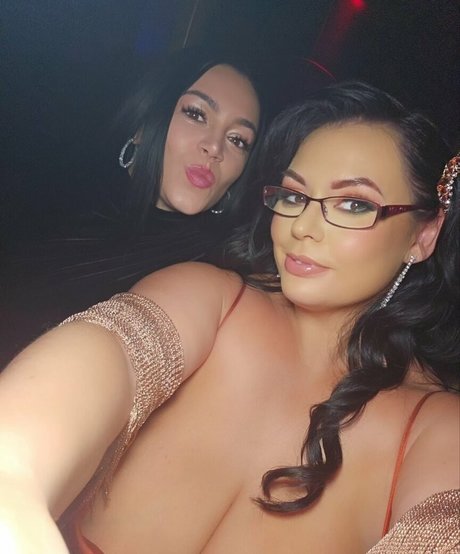 Busty Klara セクシーモデル 画像