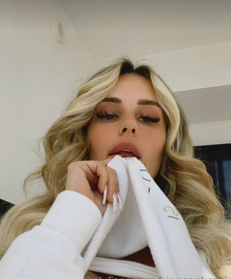 キティ・ウェット・オンリーファンズ ポルノ 写真