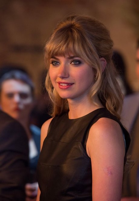 Imogen Poots HDモデル 写真