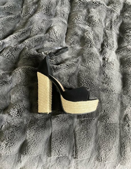 小さなおっぱいオンリーファンズ ポルノグラフィック 写真