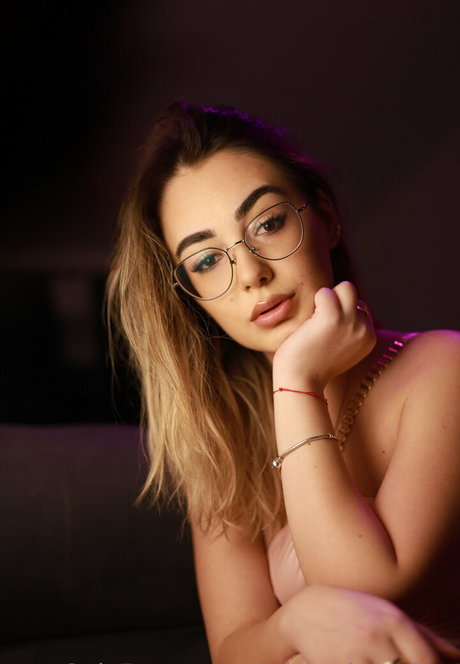 chloelucky ヌードのポルノスター 写真