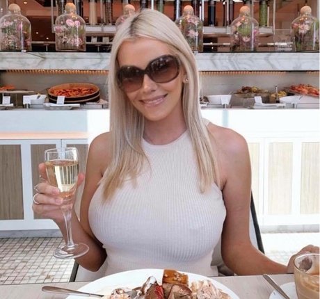 妊娠中の従順なオンリーファンズ セクシー 写真