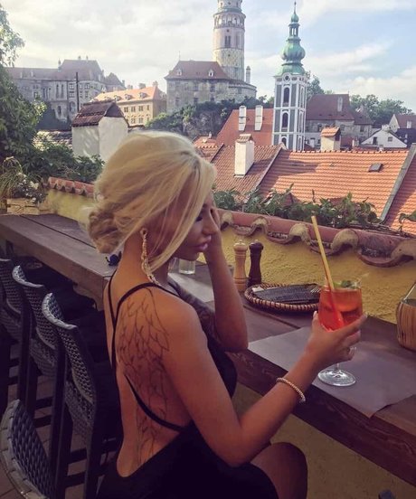 Nikola ihova エロティックモデル 写真