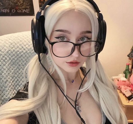 Allykitti ポルノスター 裸 写真