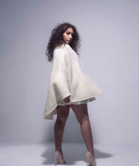 金髪の小人オンリーファンズ ホット裸 画像