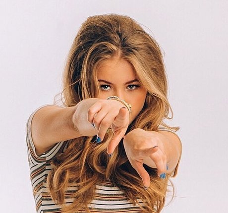 エボニーサマーオンリーファンズ ポルノ 写真