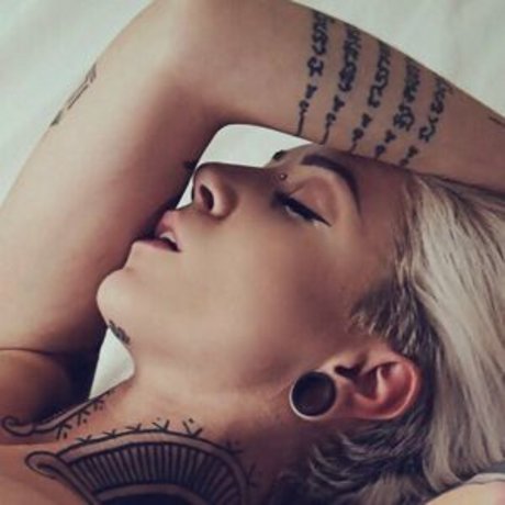 ワックスオンリーファン エロチック 写真