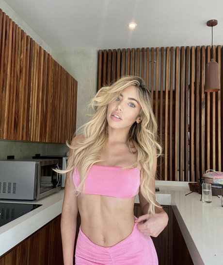 Emmy Corinne ポルノスター ヌード 写真