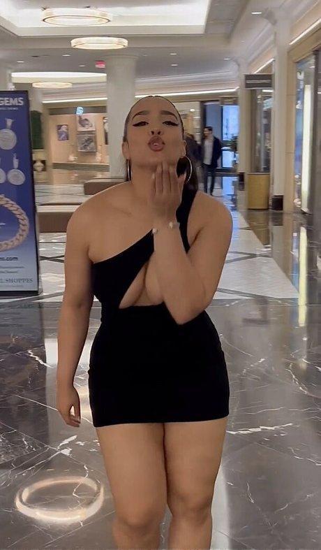 Demetria Obilor 無料モデル 写真