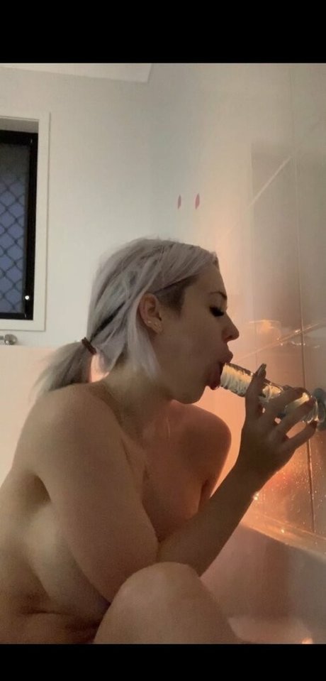 尖ったおっぱいオンリーファンズ アートヌード 画像