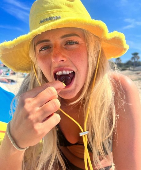 オイルを塗った巨乳オンリーファンズ ポルノ 写真