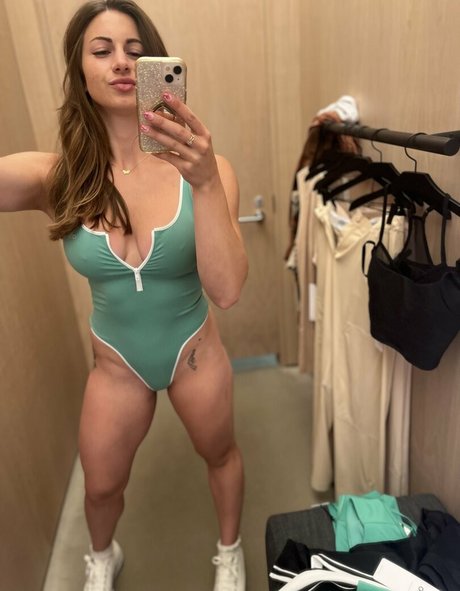 LucyCloud ポルノスター 写真