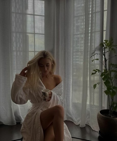 Nicola Hughes スター xxx ギャラリー