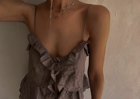 Nicola Hughes ヌード女優 写真