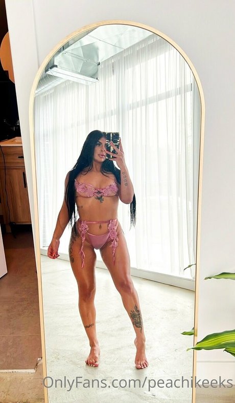 巨乳ランジェリーオンリーファンズ セクシー裸 画像