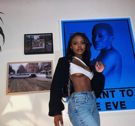 DivyaAdu トップモデル 写真