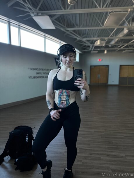 熟女の足オンリーファンズ ポルノ 写真