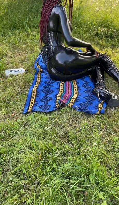 熟女アナルオンリーファンズ ホット 写真