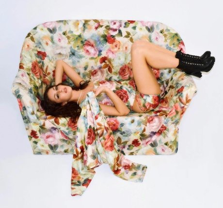 Eloise Webb トップスター 写真