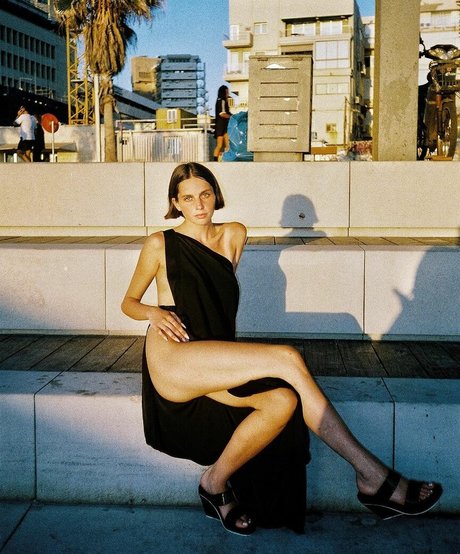 Yali Hoizzner ヌードモデル 写真