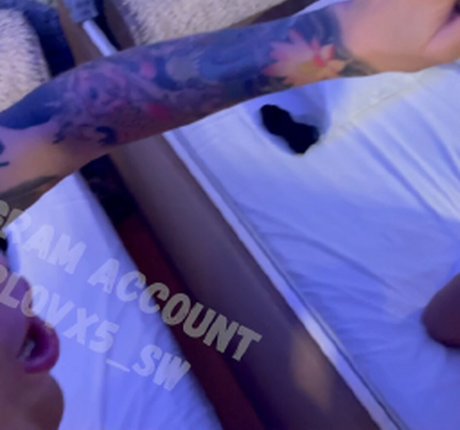 指マン 潮吹き オンリーファンズ アート裸 画像