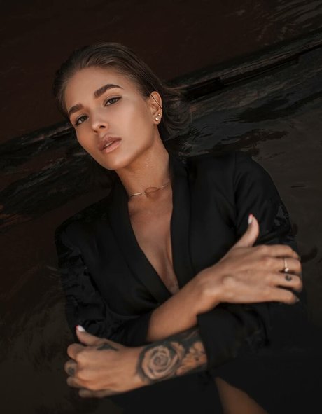 Julia Wind 高品質モデル 写真