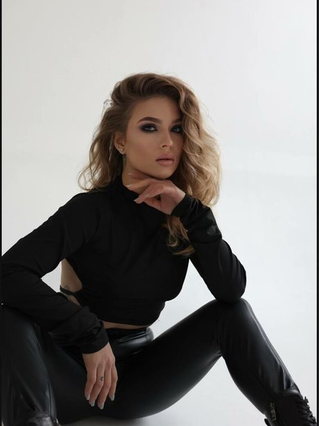 Julia Wind セックスモデル 写真