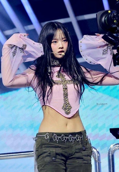 Hanni Pham エロティックモデル 画像