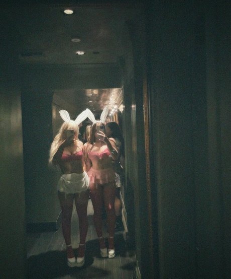 ティーンレズビアンオンリーファンズ セクシー 写真