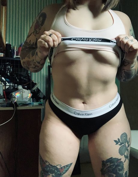 Stepstool Sarah ポルノスター ヌード 画像