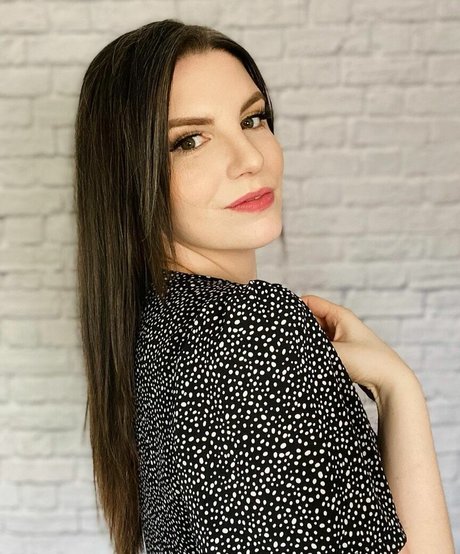 曲線美の女の子オンリーファンズ 美しい裸 写真