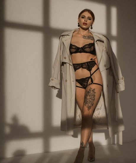 曲線美のランジェリーオンリーファンズ ホット 写真