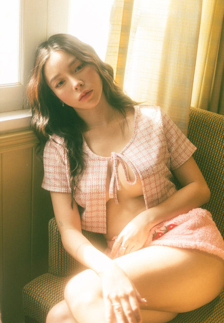 Nardear Montgod 裸の女優 写真