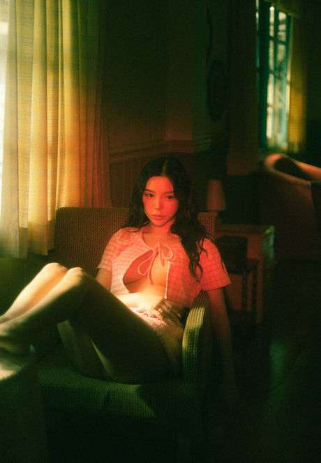 Nardear Montgod 裸の女優 写真