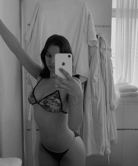 Maelys アダルトモデル 写真