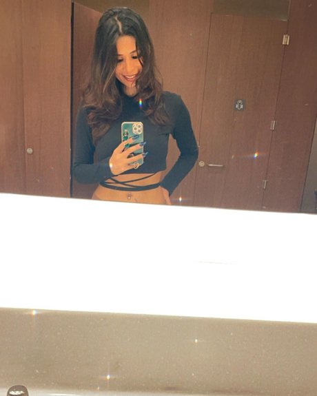 Annie Sharma トップスター 写真