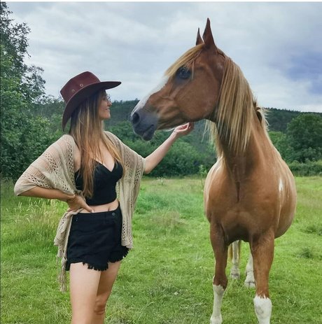 後背位オンリーファンズ アートヌード 写真