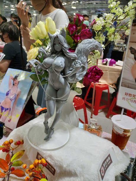 曲線美のブロンドオンリーファンズ HD 画像