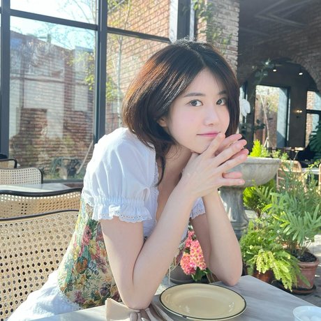 Lee Hayun_ 裸モデル 画像