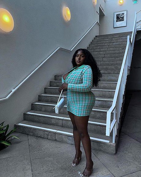 かわいいブロンドのオンリーファンズ ポルノ 写真