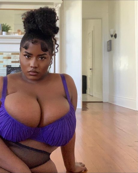 曲線美のブロンドオンリーファンズ ポルノ 写真