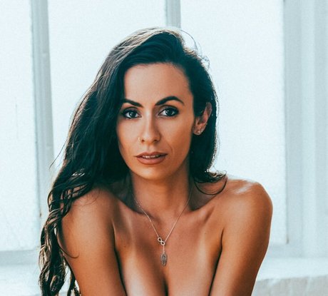 バン・オンリーファンズ ホット 写真