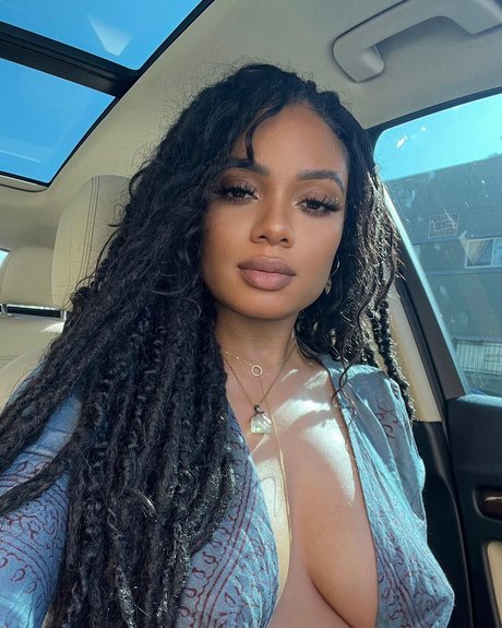 Essence Tatiana ポルノスター エロティック 写真