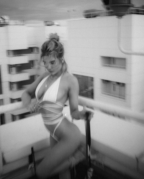 ブロンドのお尻オンリーファンズ ポルノグラフィック 写真