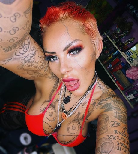 Leoni Baltz_ スター ヌード 写真