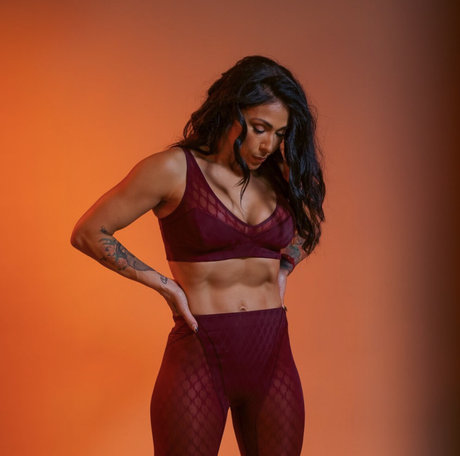 Angelica Curves かわいいモデル 写真