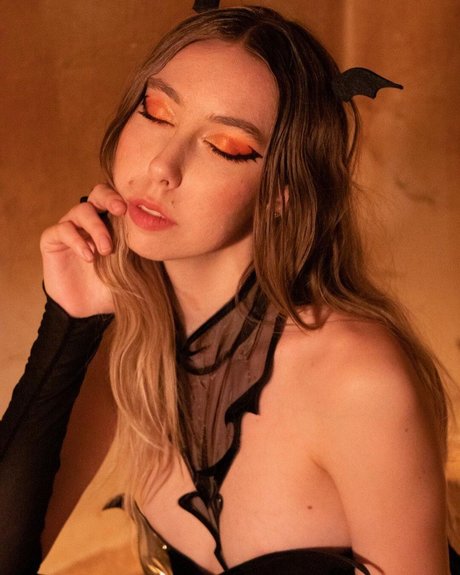 Ella Mooncake ポルノスター 独占 画像