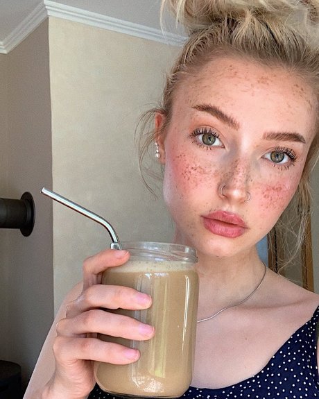 Caelyn Mathews ヌードモデル 写真